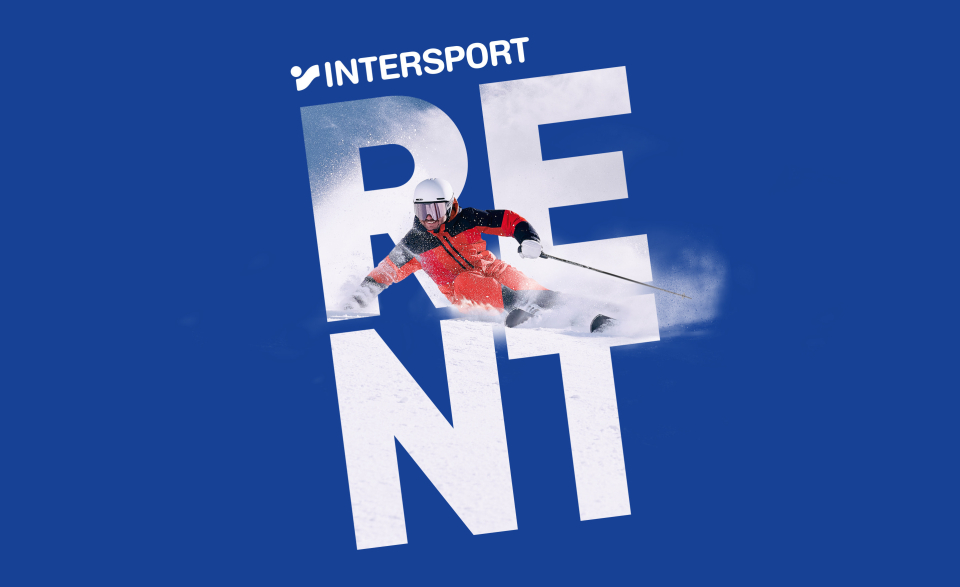 Skifahrer in roter Kleidung rast einen Hang hinunter und schneidet dabei durch große weiße Buchstaben, die auf blauem Hintergrund das Wort „RENT“ bilden. Dynamische und energiegeladene Szene.