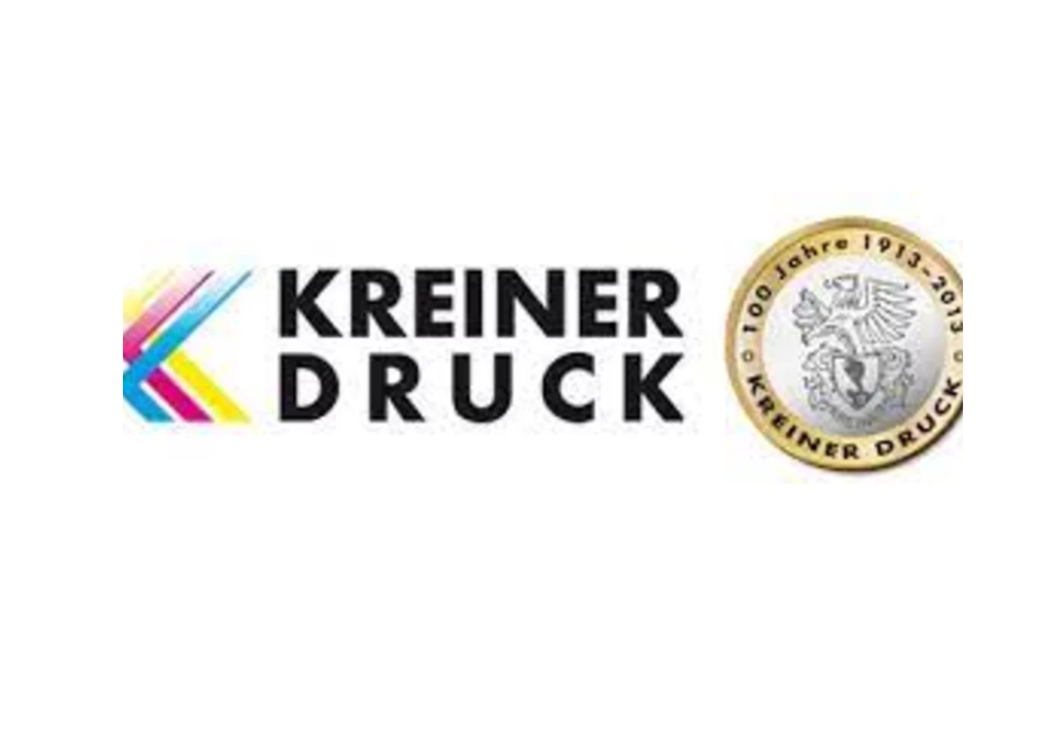 Logo für „Kreiner Druck“ mit einem bunten geometrischen „K“ auf der linken Seite. Auf der rechten Seite befindet sich ein goldenes kreisförmiges Emblem mit einem Adler zum 100-jährigen Jubiläum.