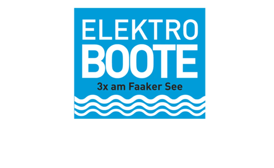 Blaues Quadrat mit „ELEKTRO BOOTE” in fetter weißer Schrift. Darunter „3x am Faaker See” in kleinerer schwarzer Schrift. Am unteren Rand sind Wellen abgebildet.