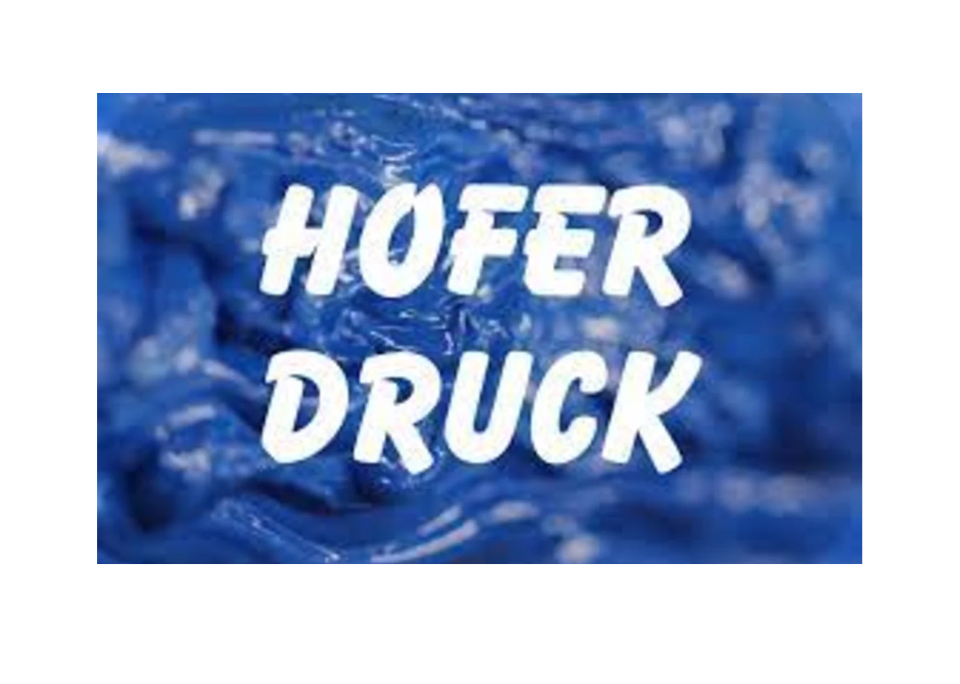 Das Bild zeigt die Worte „HOFER DRUCK“ in fetten weißen Buchstaben vor einem strukturierten, tiefblauen Hintergrund, wodurch ein lebendiges und dynamisches Erscheinungsbild entsteht.