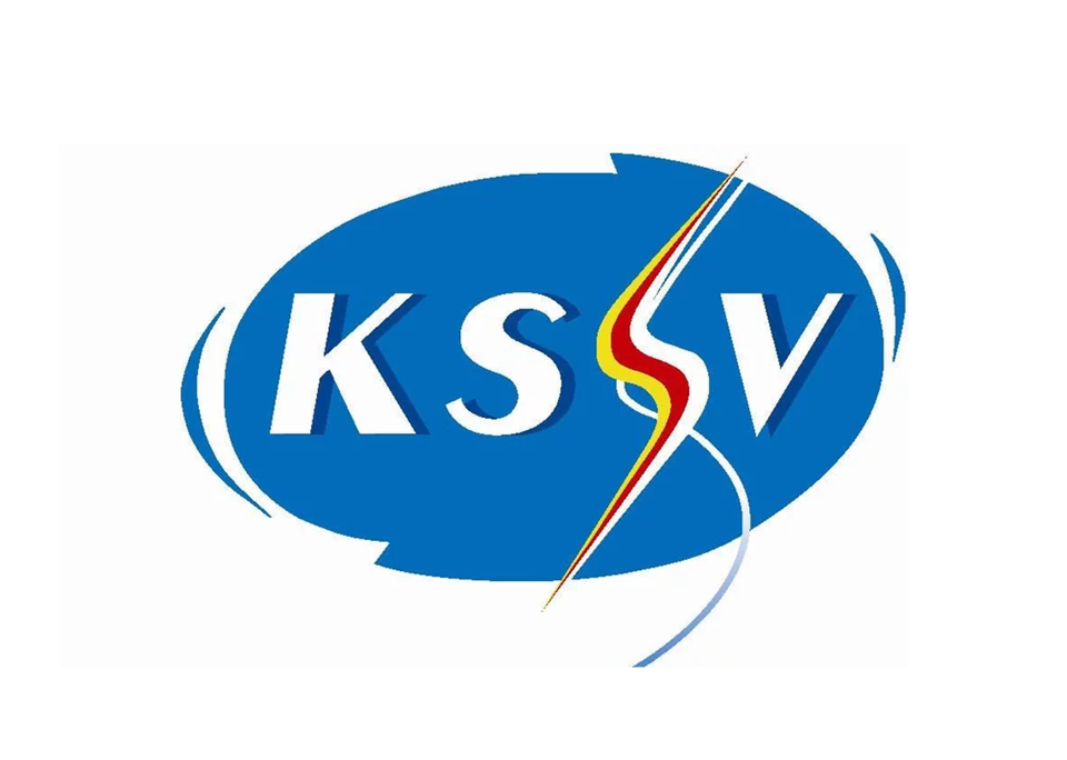 Logo mit „KSV” in fetten weißen Buchstaben auf einem blauen Oval. Ein roter, gelber und schwarzer Blitz durchkreuzt das „S” und erzeugt einen dynamischen Effekt.